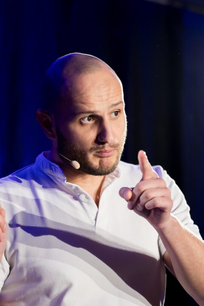 Keynote-Speaker Tobias Stebner auf der Bühne
