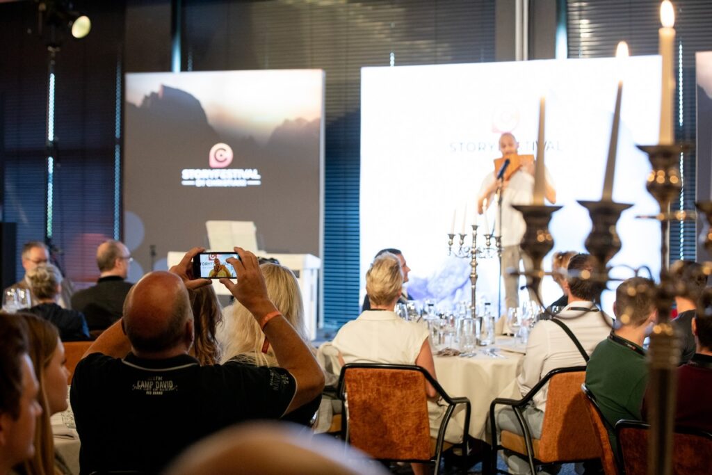 Keynote-Speaker Tobias Stebner mit Panflöte auf der Bühne