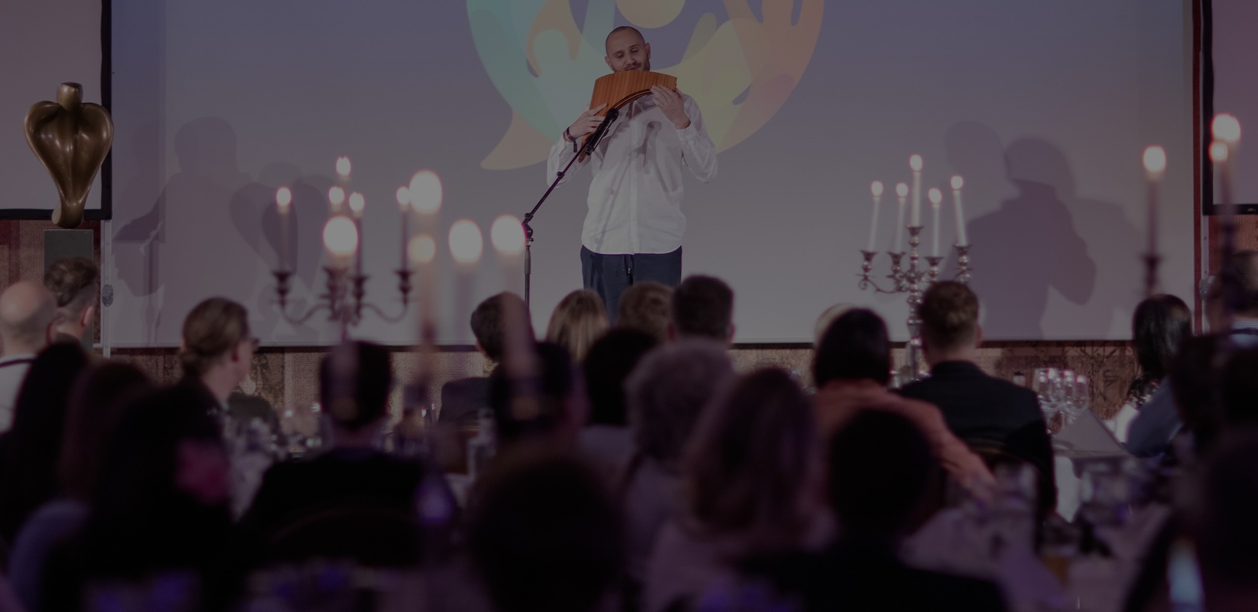 Tobias Stebner spielt Panflöte vor Publikum