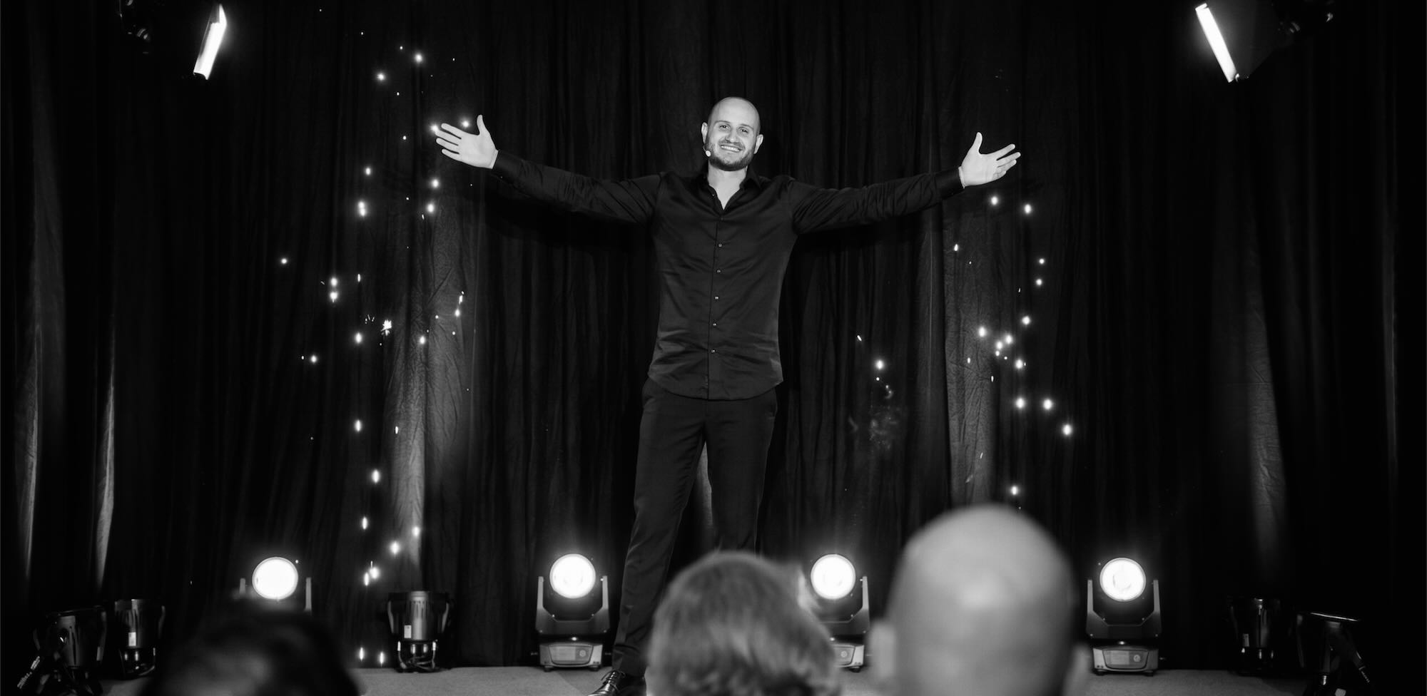 TOBIAS STEBNER als Keynote-Speaker für Leistung unter Druck auf der Bühne