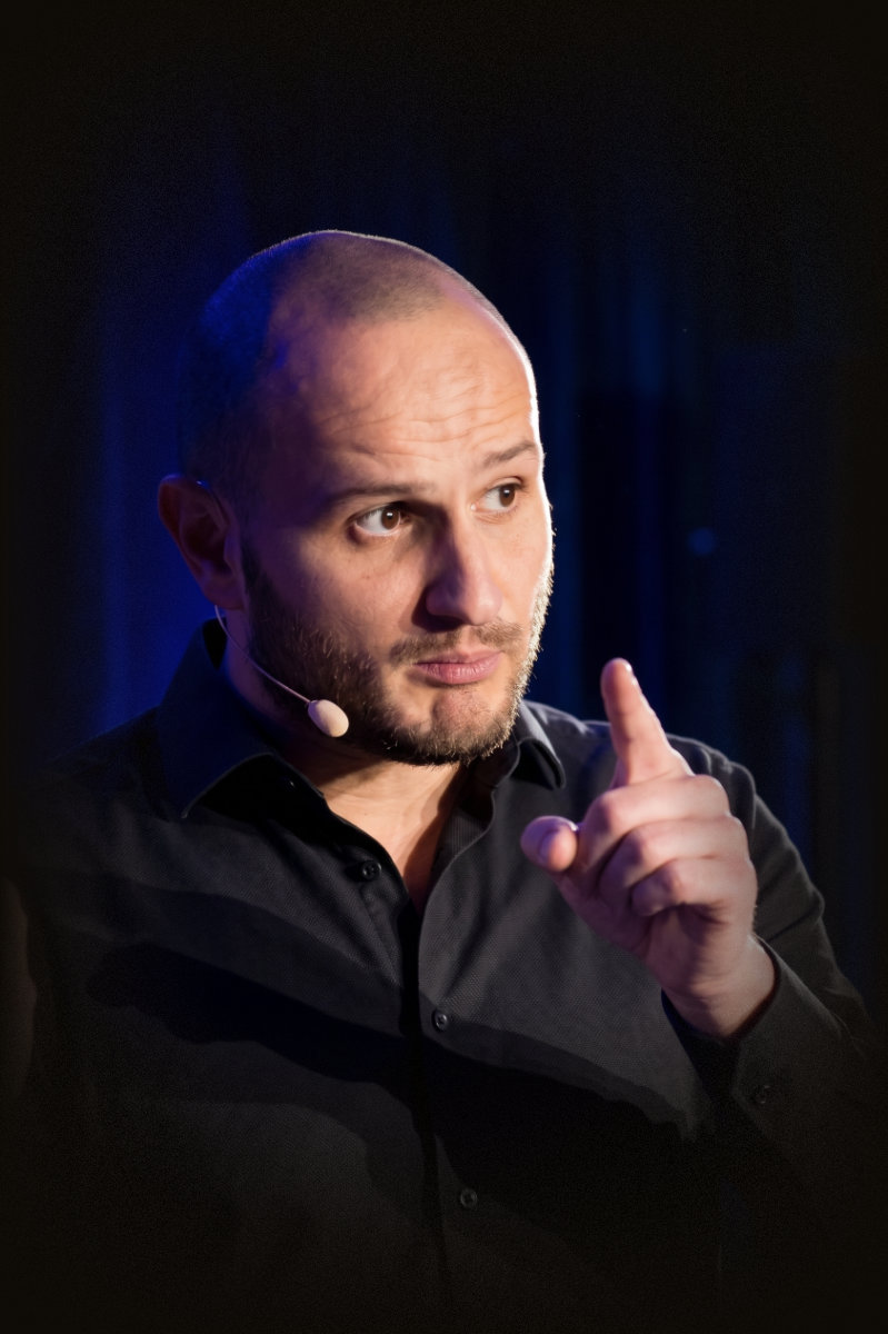 TOBIAS STEBNER als Keynote-Speaker für Leistung unter Druck auf der Bühne